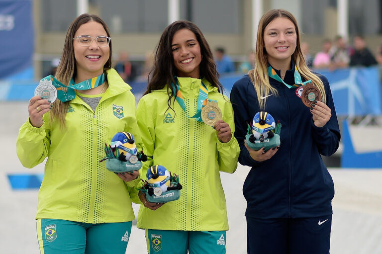 21.10.2023 - Jogos Pan-americanos Santiago 2023 - Skate Street - Na foto, Pamela Rosa, medalha de prata e Rayssa Leal, medalha de ouro.  - Foto: Alexandre Loureiro/COB @alexandreloureiroimagens